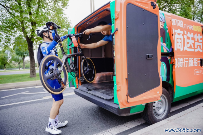 图为：骑行醉心者使用滴滴送货运载自行车